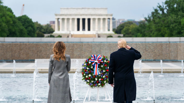 رئیس جمهور آمریکا، دونالد ترامپ و بانوی اول آمریکا، ملانیا ترامپ در مراسم روز یادبود سربازان کشته شده آمریکایی یا مموریال دی (Memorial Day)