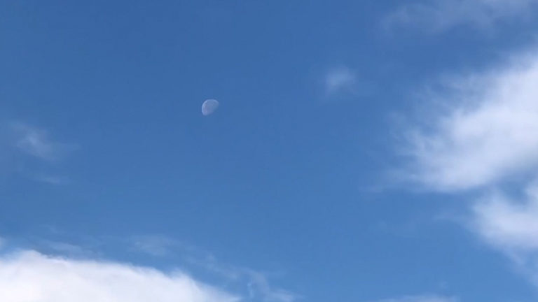 ماه و ابر در حضور خورشید