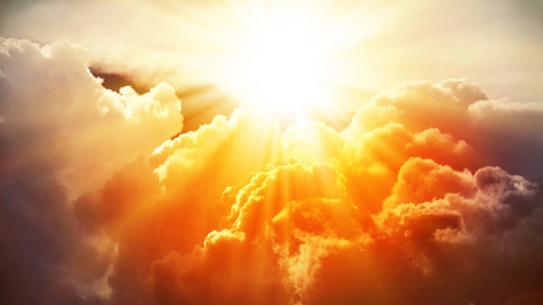 نور آفتاب و خورشید در آسمان ابری